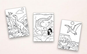Tre pagine da colorare mostrano, da sinistra, un dinosauro dal collo lungo accanto a una cascata, un grande rettile marino tra pesci e rocce con una bambina che si affaccia da una grotta, e un rettile volante sopra un piccolo esemplare nel nido.