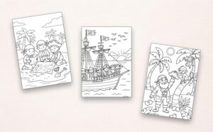 Drie zwart-witte kleurplaten met van links naar rechts drie jonge piraten bij een schatkaart op het strand, een piratenbemanning op een zeilschip en een bebaarde piraat bij twee apen tussen palmbomen.