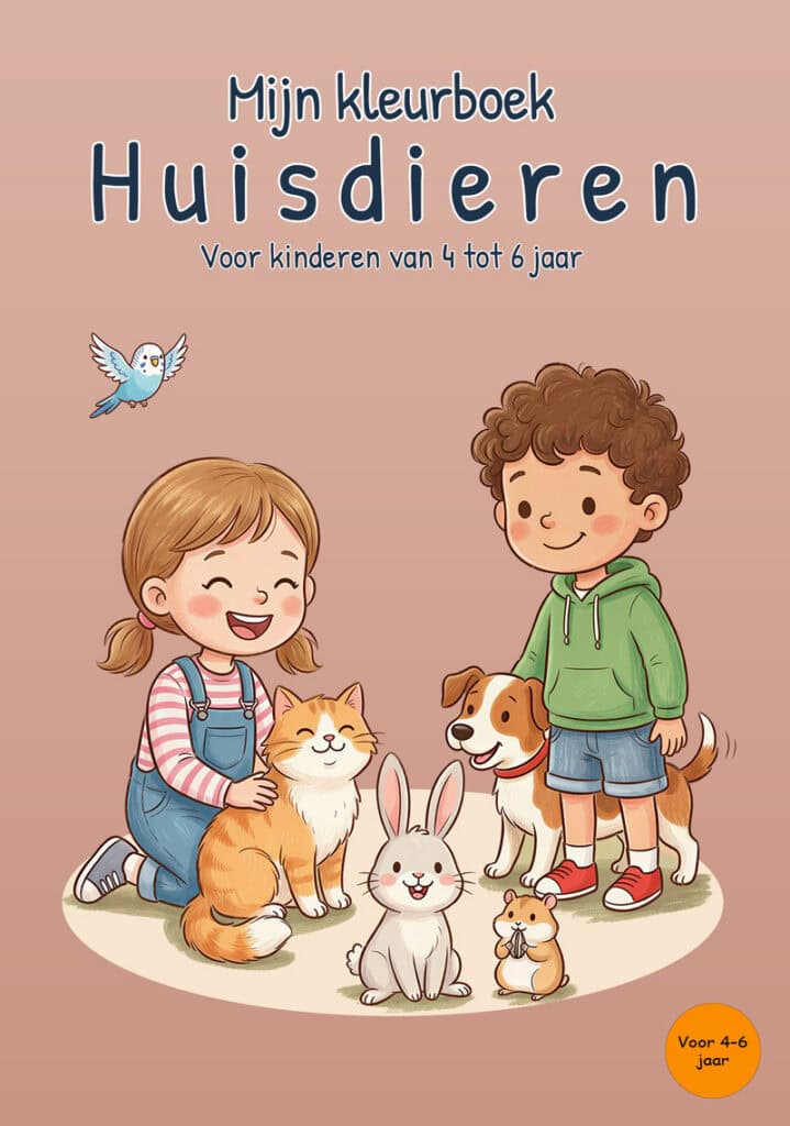 Lichtbruine voorkant van Mijn kleurboek Huisdieren met twee kinderen, een oranje kat, een konijn, een hond, een hamster en een blauwe vogel.